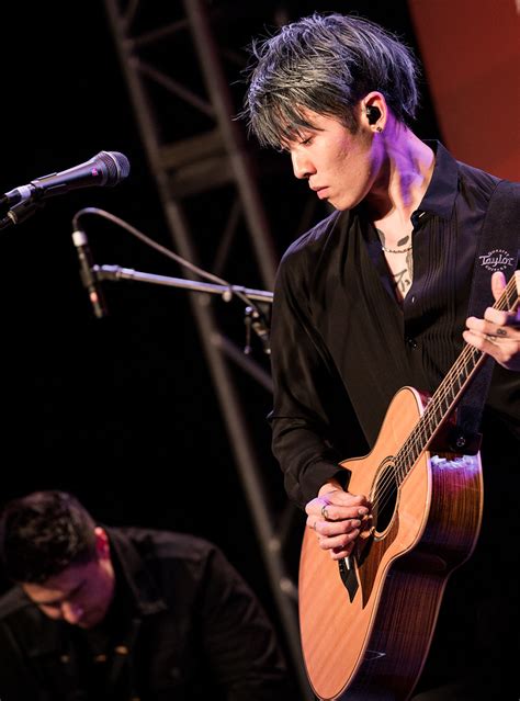  Miyavi's Guitar Wonderland: Ein Konzert der Virtuosität und japanischen Energie!