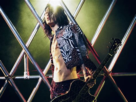  Miyavi's Guitar Wonderland: Ein Konzert der Virtuosität und japanischen Energie!